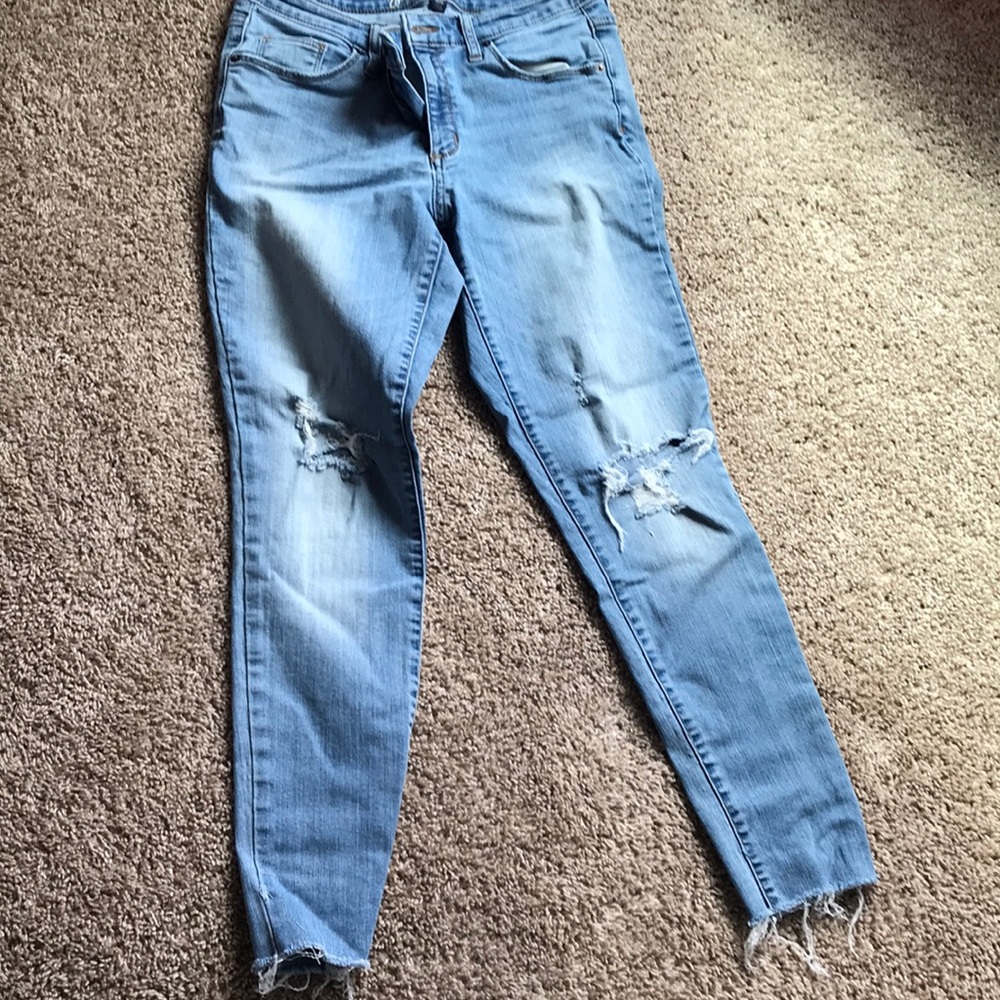 Universal thread wash ripped jeans